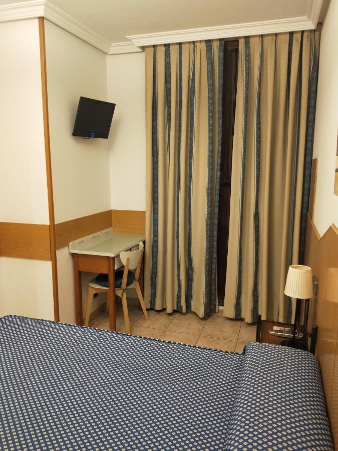 Hostal Maria Ronda Madrid Bagian luar foto
