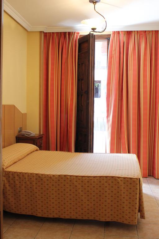 Hostal Maria Ronda Madrid Ruang foto